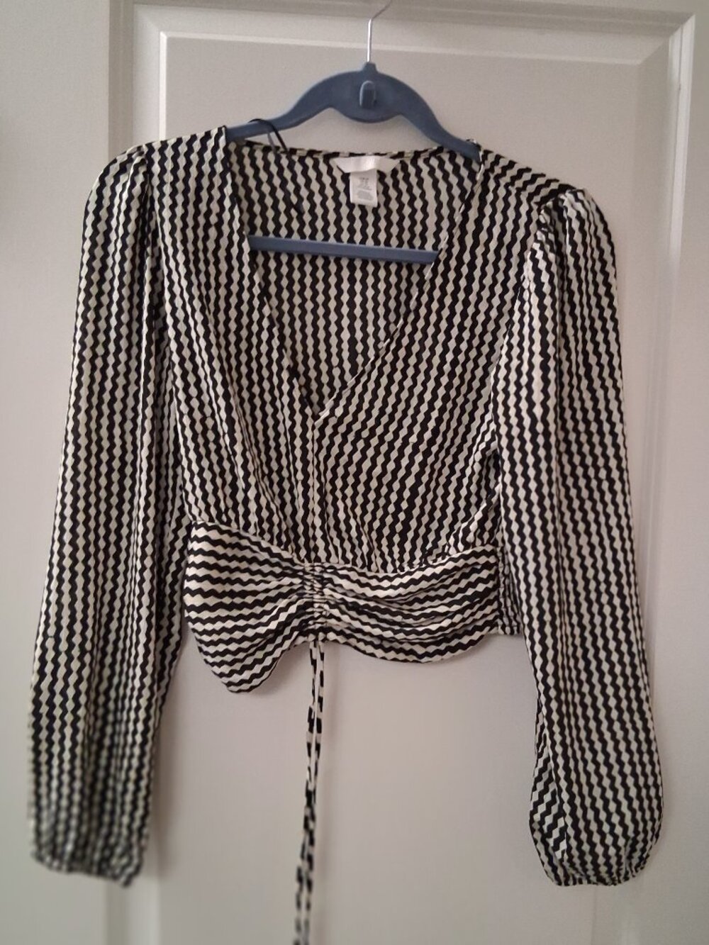 H & M Women's Black and White Chevron V - Neck Tie Front Cropped Blouse